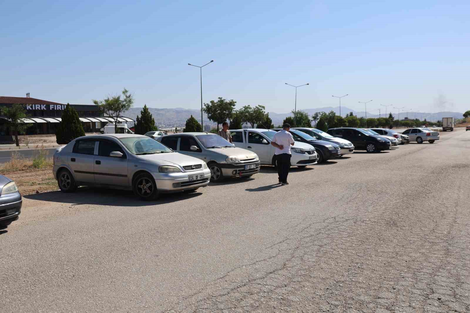 Elazığ ikinci el oto pazarında araç çok, alıcı yok 