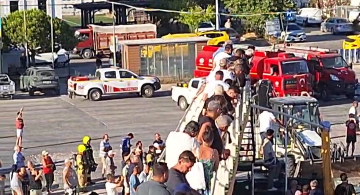 Yangın çıkan feribot Marmara Adası’na yanaştı 