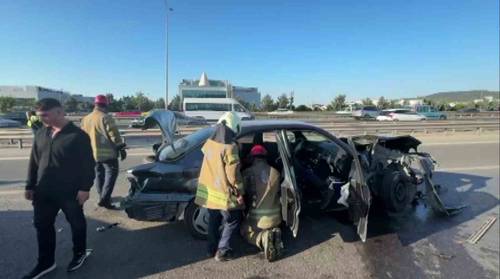 Anadolu Otoyolu’nda bariyerlere çarpan otomobile arkadan gelen araç çarptı: 4 yaralı 