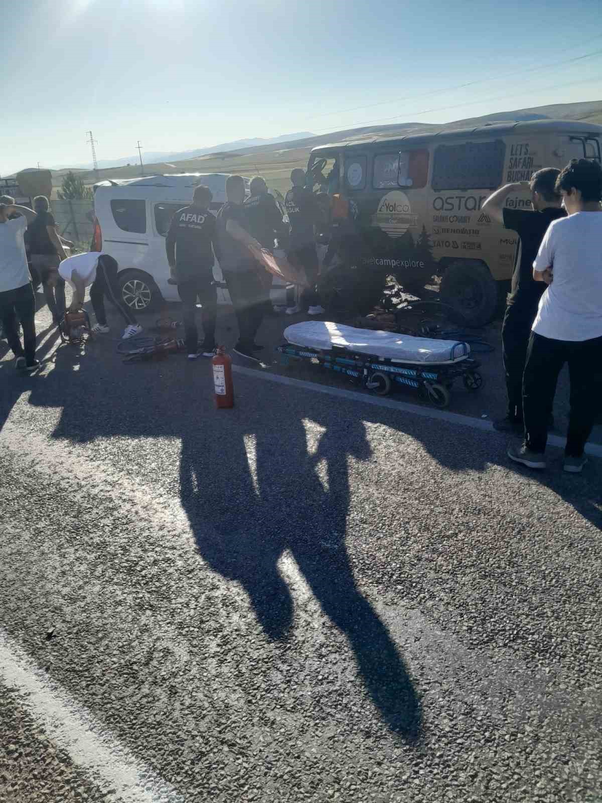 Bayburt’ta trafik kazası: 2 ölü, 6 yaralı 