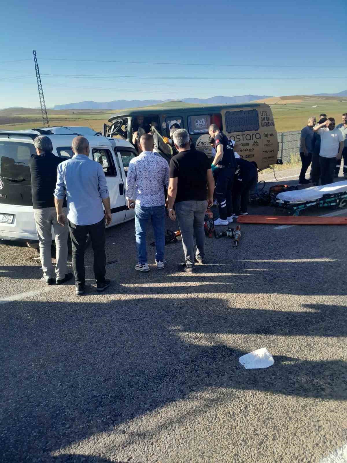 Bayburt’ta trafik kazası: 2 ölü, 6 yaralı 