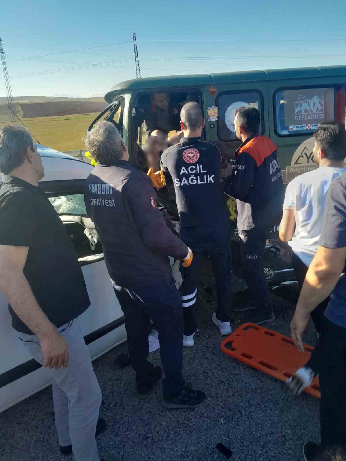 Bayburt’ta trafik kazası: 2 ölü, 6 yaralı 