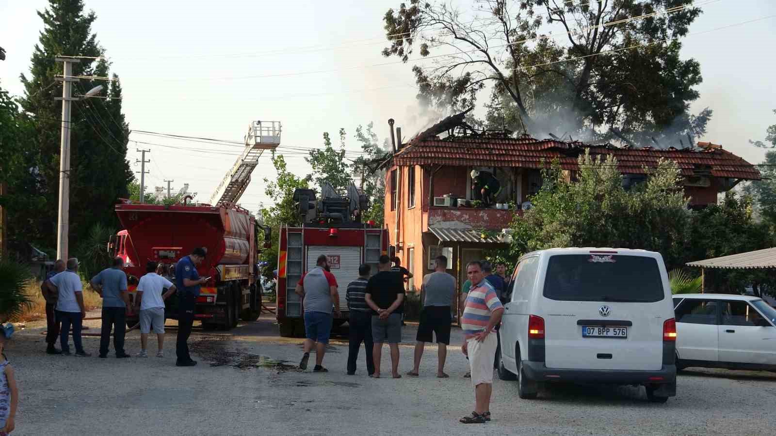Dumanları fark edince 2 torununu da alarak çıktı, evinin üst katı küle döndü 