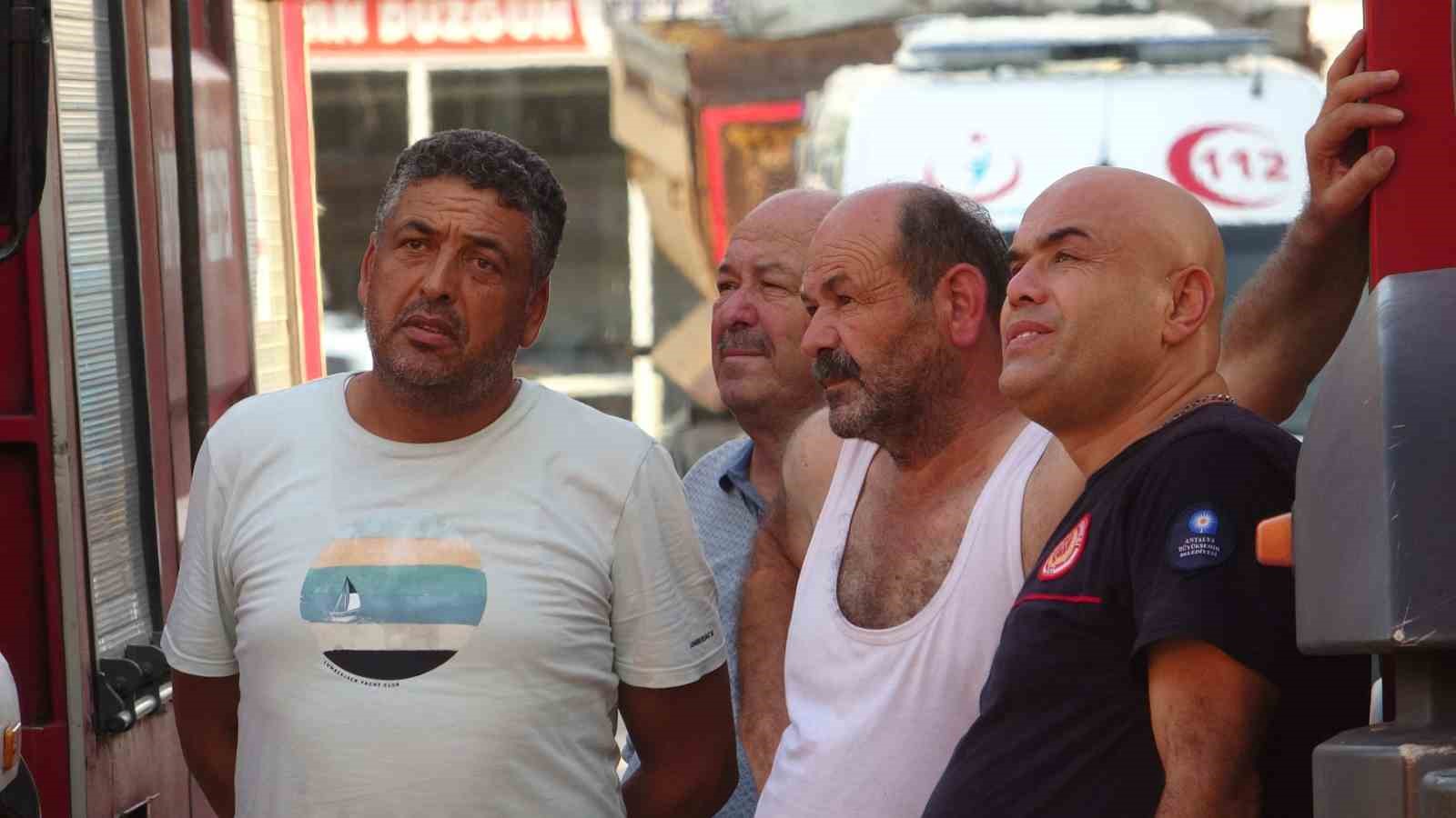 Dumanları fark edince 2 torununu da alarak çıktı, evinin üst katı küle döndü 
