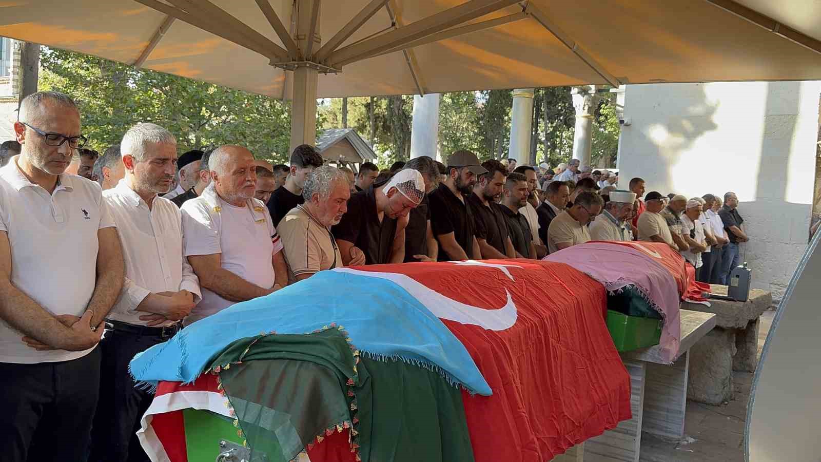 Son yolculuğuna evladıyla yan yana uğurlandı 