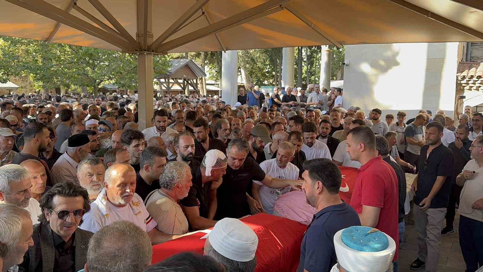 Son yolculuğuna evladıyla yan yana uğurlandı 