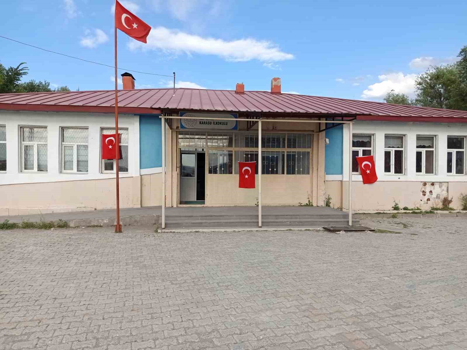 Ağrı’da 15 Temmuz için bin 24 okul ve kuruma Türk bayrağı asıldı 