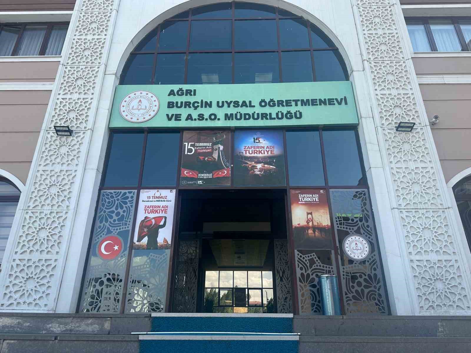 Ağrı’da 15 Temmuz için bin 24 okul ve kuruma Türk bayrağı asıldı 
