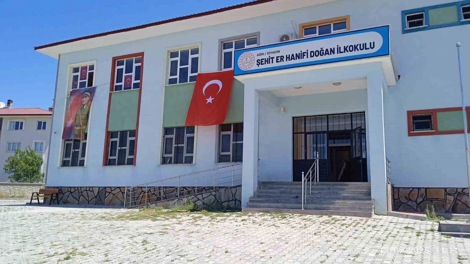 Ağrı’da 15 Temmuz için bin 24 okul ve kuruma Türk bayrağı asıldı 