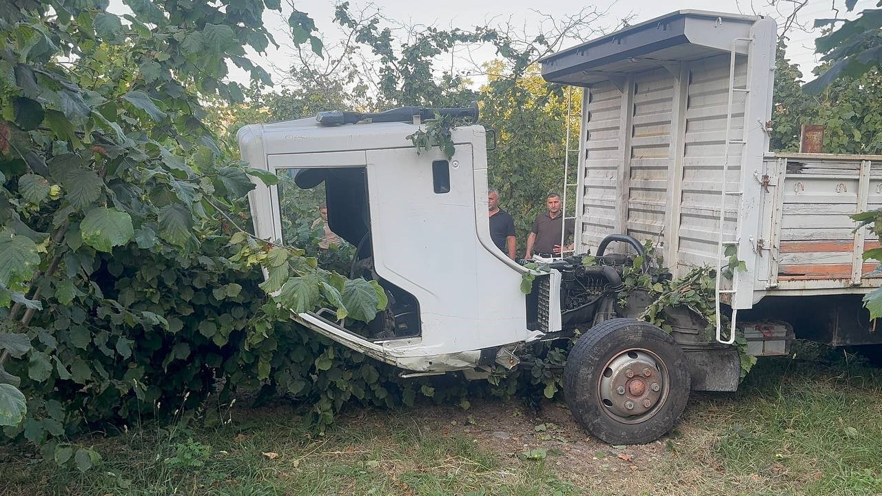 Zonguldak’ta kamyonet fındık bahçesine uçtu: Araçtan fırlayan sürücü öldü 