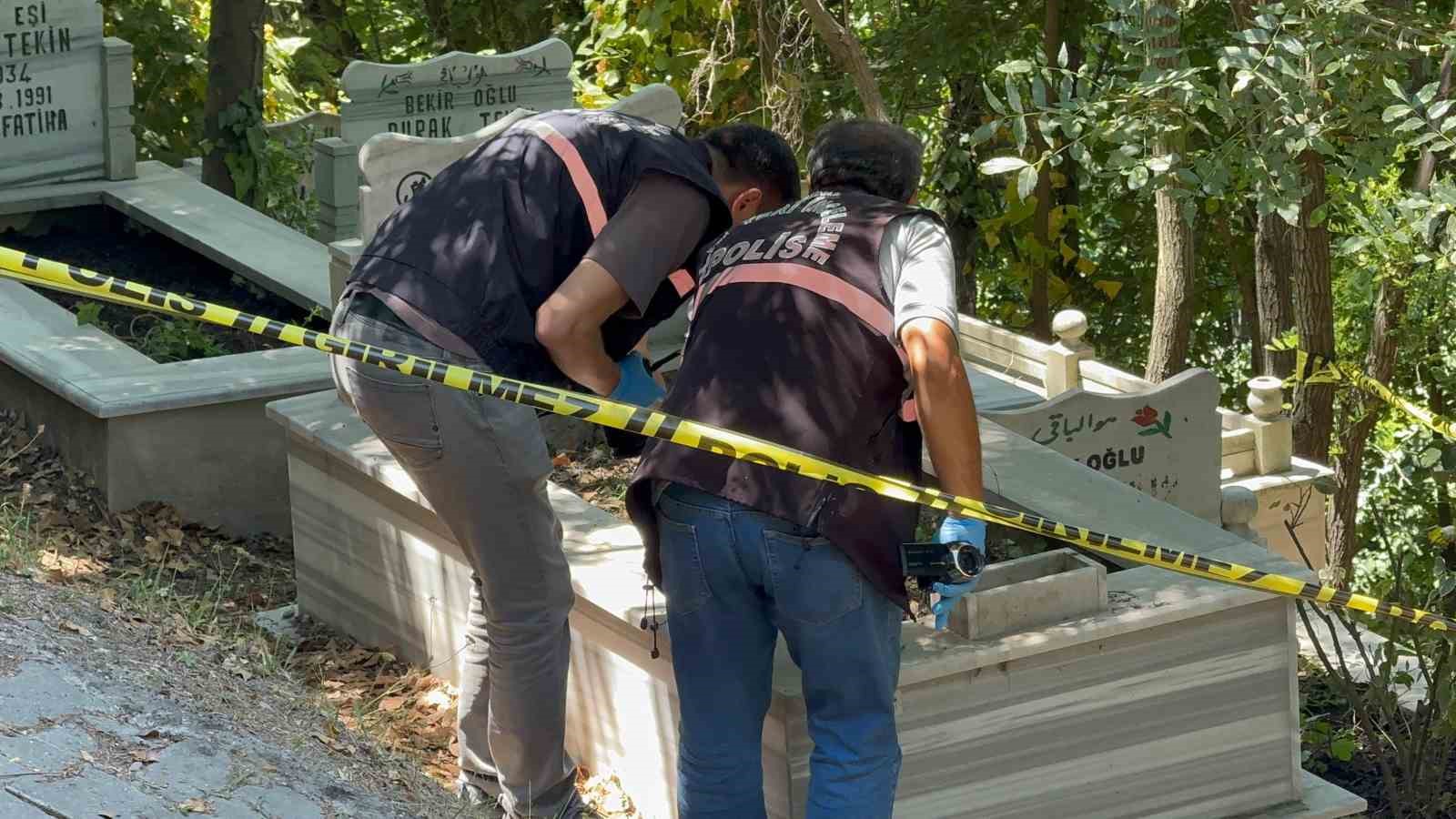 Mezarda bal mumundan yapılmış bebek ve bebeğe sarılı muska bulundu 