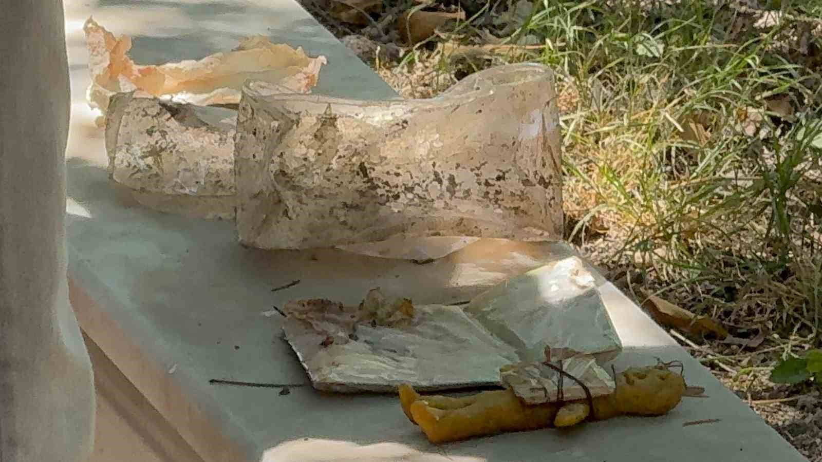 Mezarda bal mumundan yapılmış bebek ve bebeğe sarılı muska bulundu 