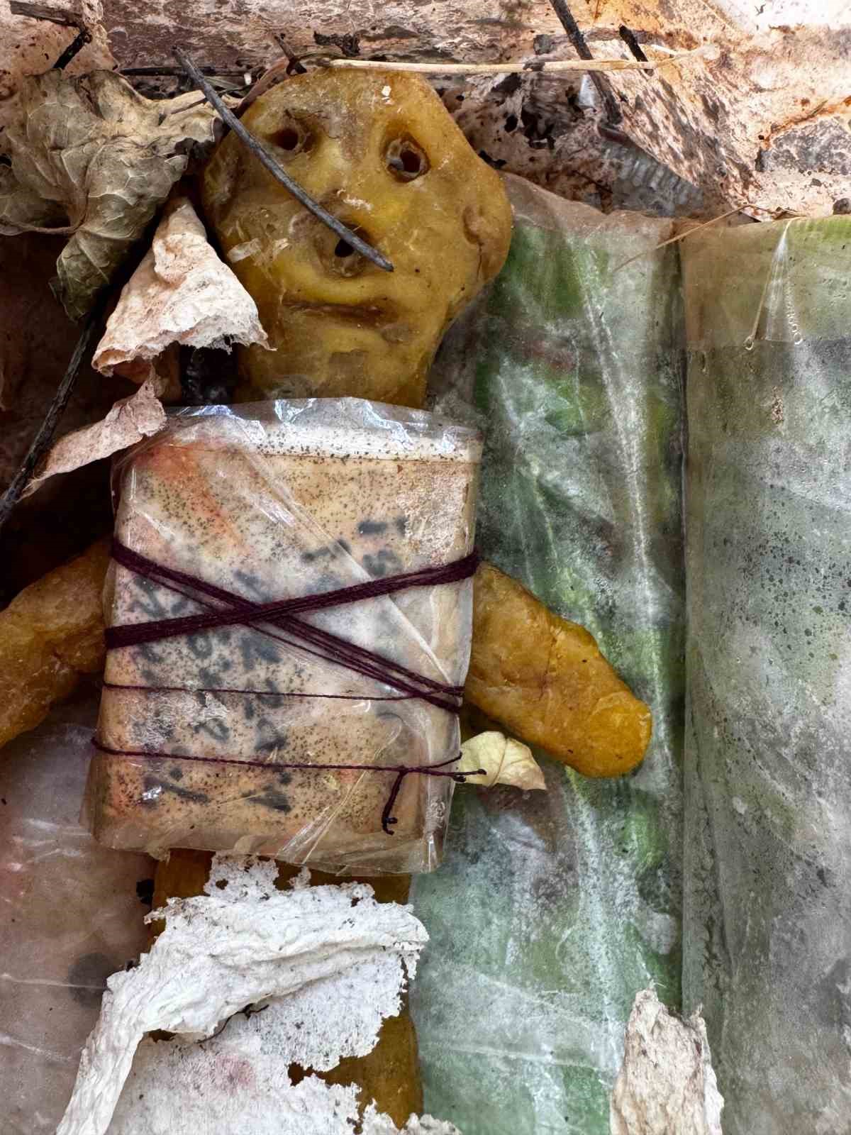 Mezarda bal mumundan yapılmış bebek ve bebeğe sarılı muska bulundu 