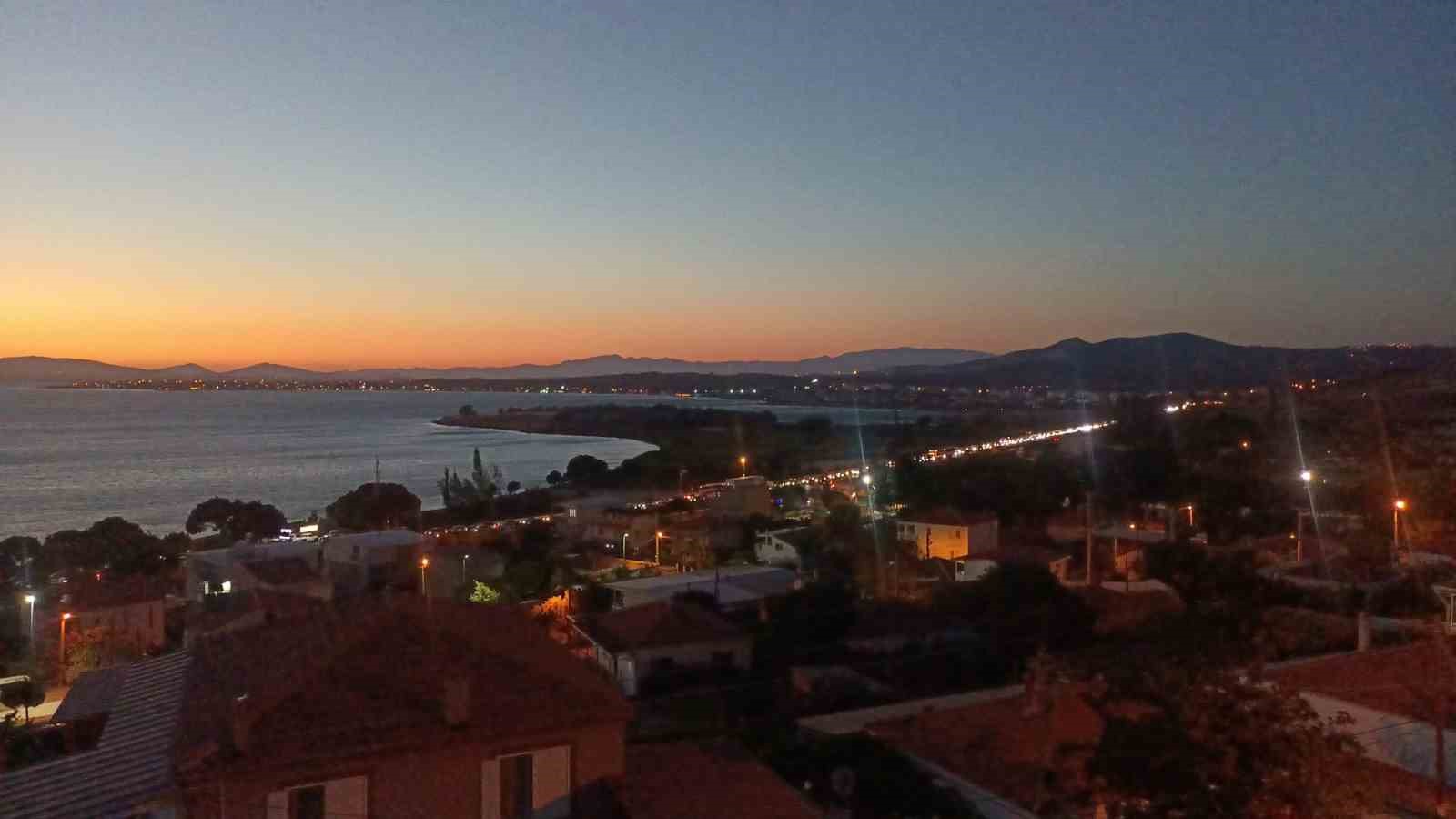 Aliağa’daki yangın Çanakkale-İzmir yoluna ulaştı, sürücüler zor anlar yaşadı 