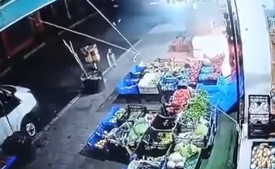Küçükçekmece’de markete molotoflu saldırı 