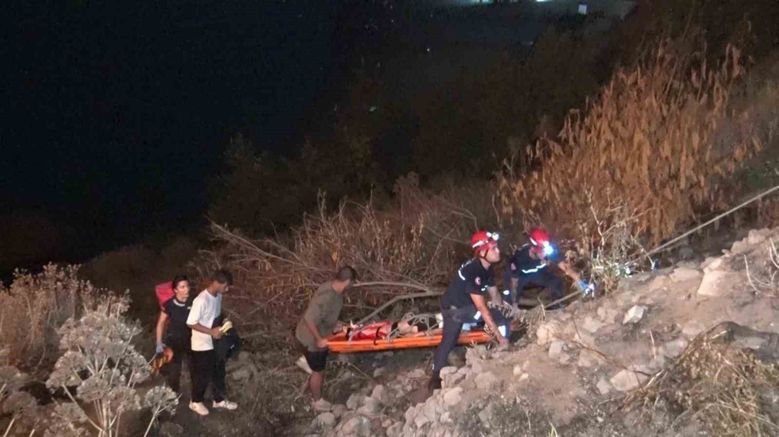 Falezlerden yukarı çıkmak isterken yaralanan genç kızı itfaiye kurtardı 