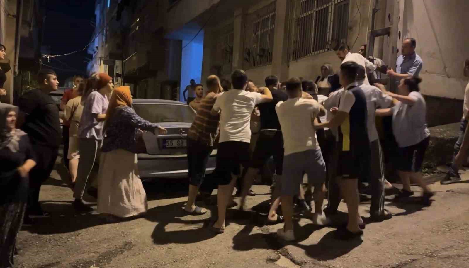 Samsun’da sokak ortasında park yeri kavgası: Tekme ve yumruklarla birbirlerine girdiler