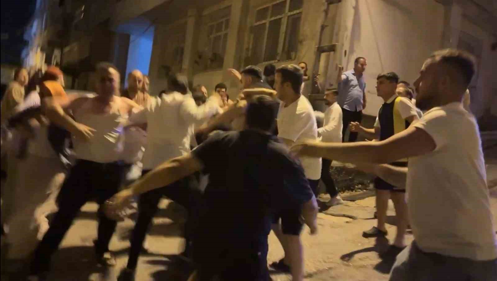 Samsun’da sokak ortasında park yeri kavgası: Tekme ve yumruklarla birbirlerine girdiler 