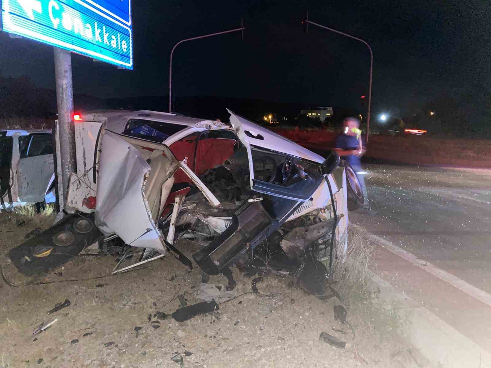 Çanakkale’de iki otomobil çarpıştı: 1’i ağır 3 yaralı 