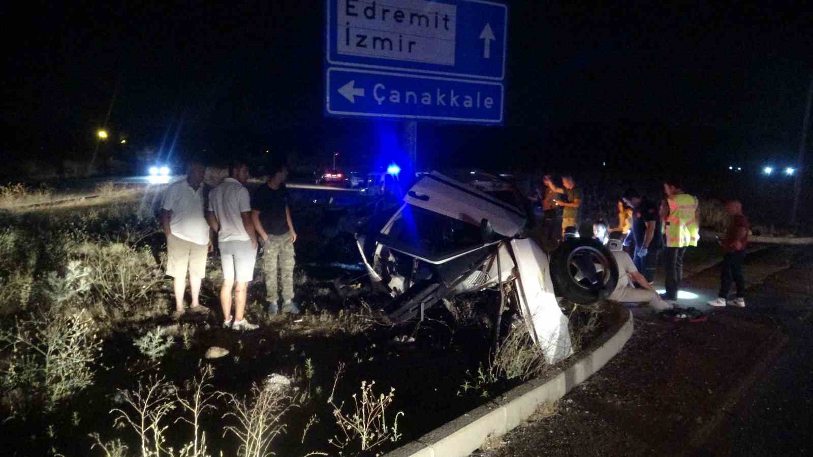 Çanakkale’de iki otomobil çarpıştı: 1’i ağır 3 yaralı 