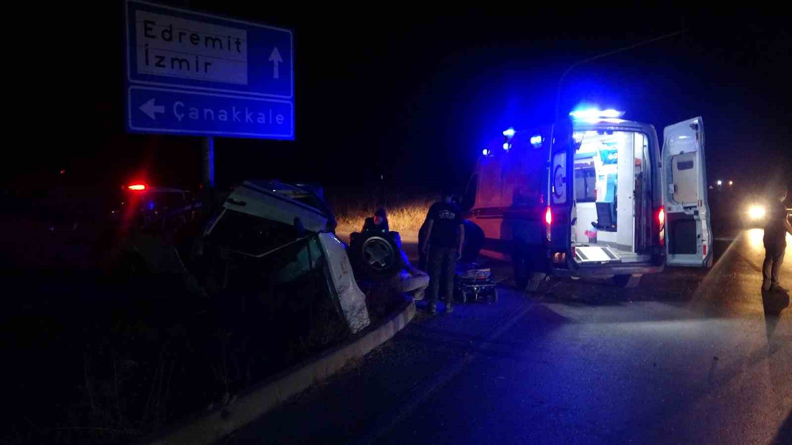 Çanakkale’de iki otomobil çarpıştı: 1’i ağır 3 yaralı 