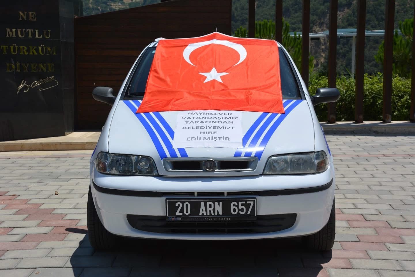 Otomobilini Babadağ Belediyesine hizmet aracı olarak bağışladı 