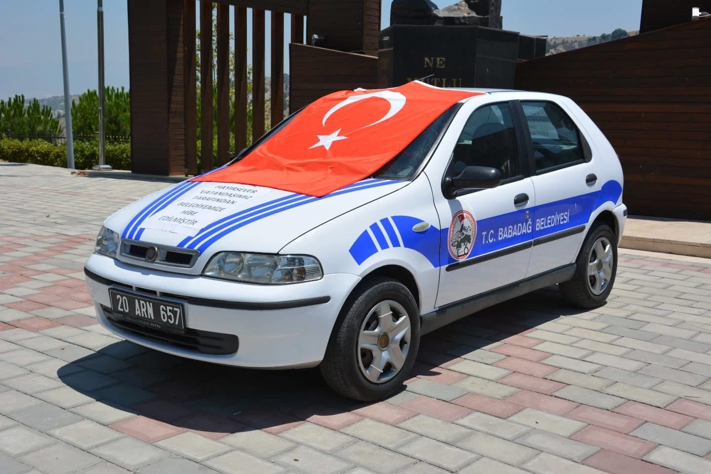 Otomobilini Babadağ Belediyesine hizmet aracı olarak bağışladı 
