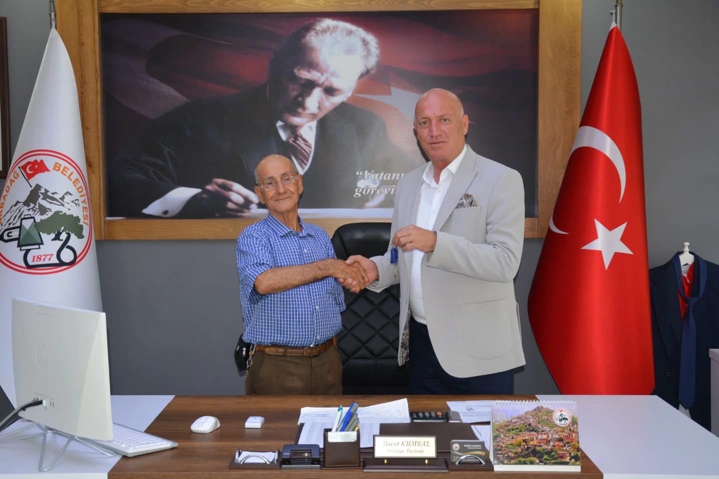 Otomobilini Babadağ Belediyesine hizmet aracı olarak bağışladı 