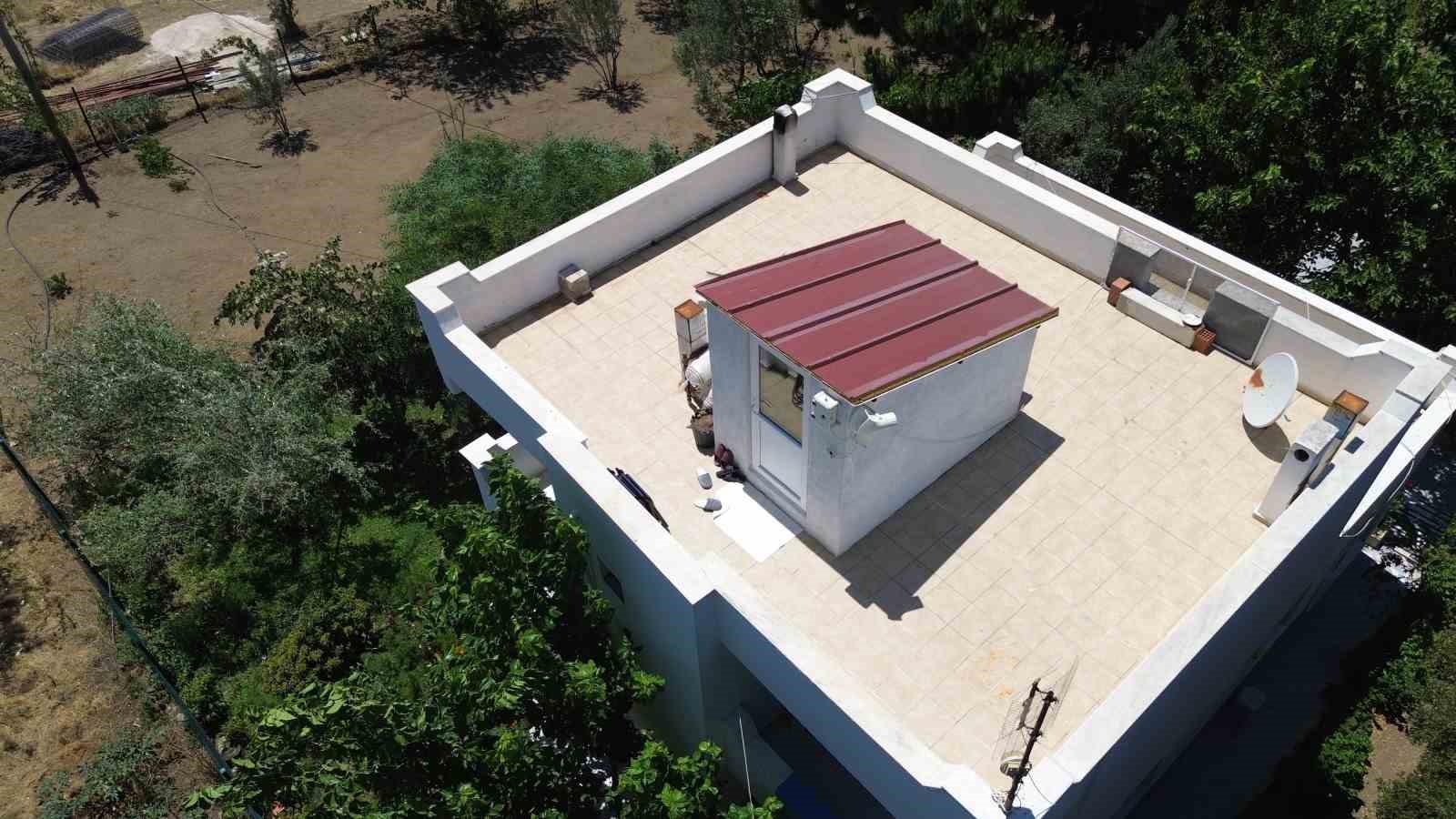 Ezan sesini duyabilmek için köydeki evinin çatısına sistem kurdu 