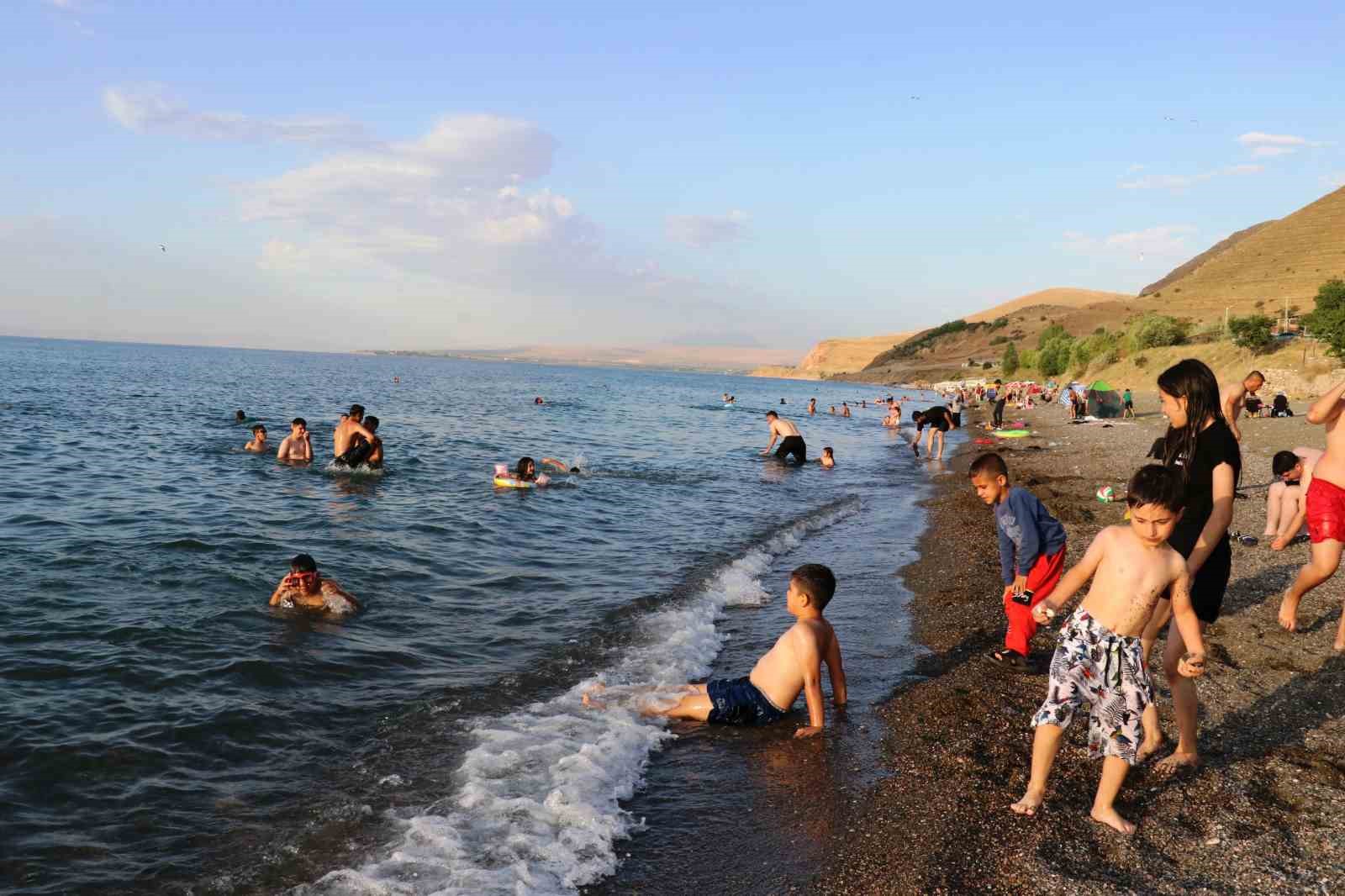 Sıcaktan bunalan vatandaşlar Van Gölü’ne akın etti 