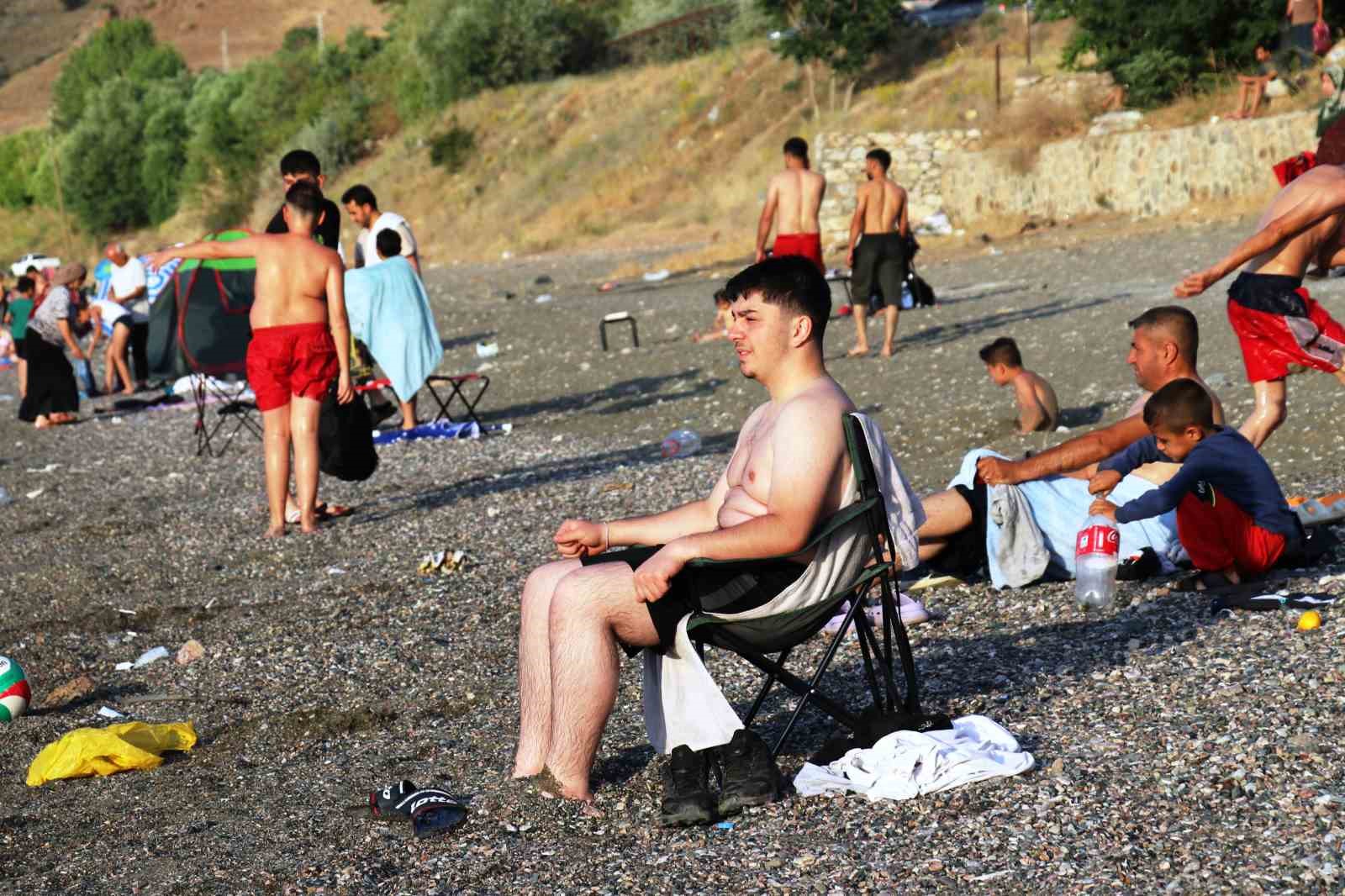 Sıcaktan bunalan vatandaşlar Van Gölü’ne akın etti 