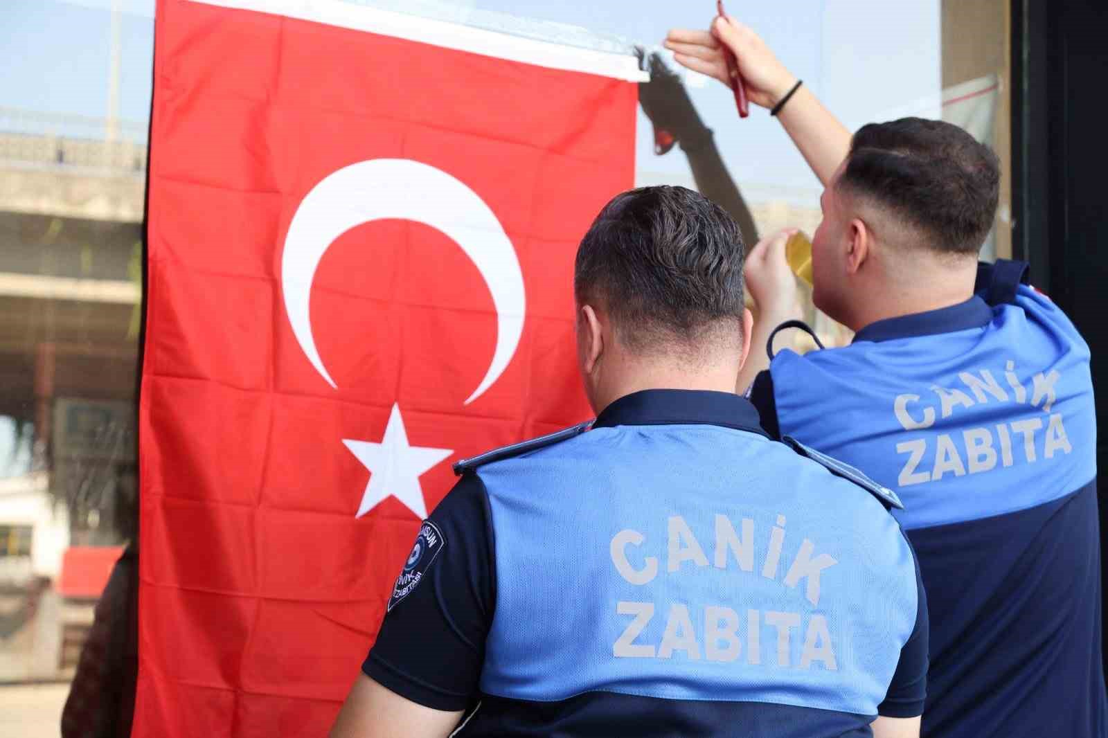 Canik kırmızı-beyaz: Caddeler Türk bayraklarıyla donatıldı 
