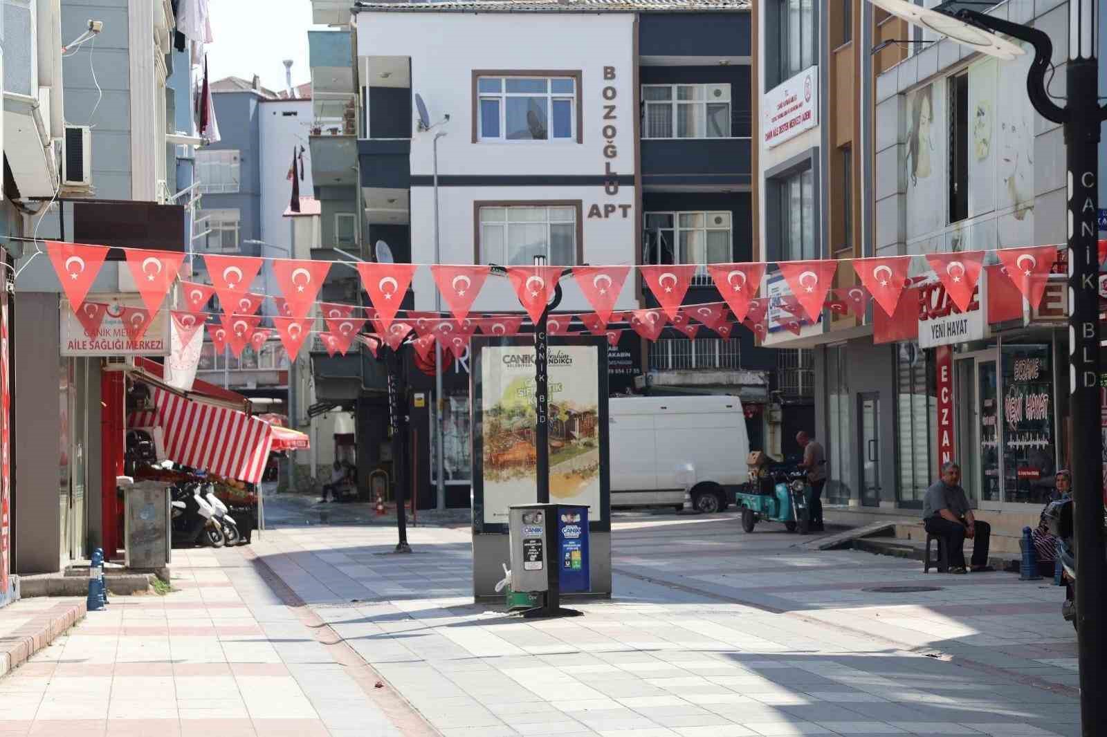Canik kırmızı-beyaz: Caddeler Türk bayraklarıyla donatıldı 