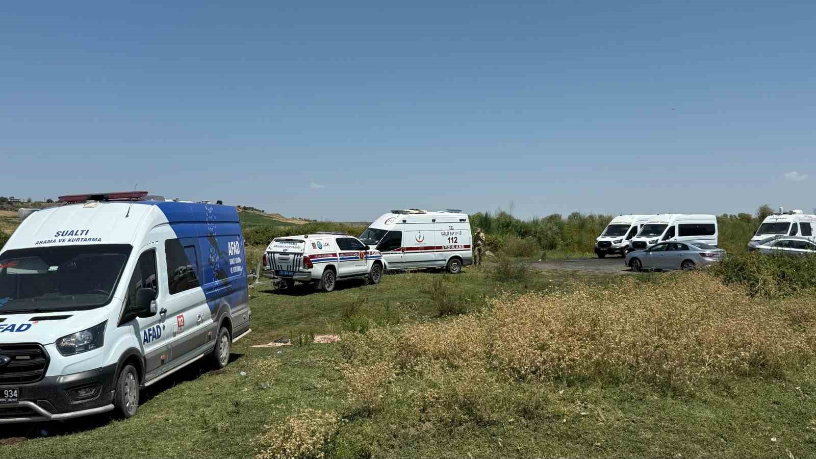 Kardeşini ve yakınını kurtarmak isterken Dicle Nehri’nde kaybolan genci arama çalışmaları havadan görüntülendi 