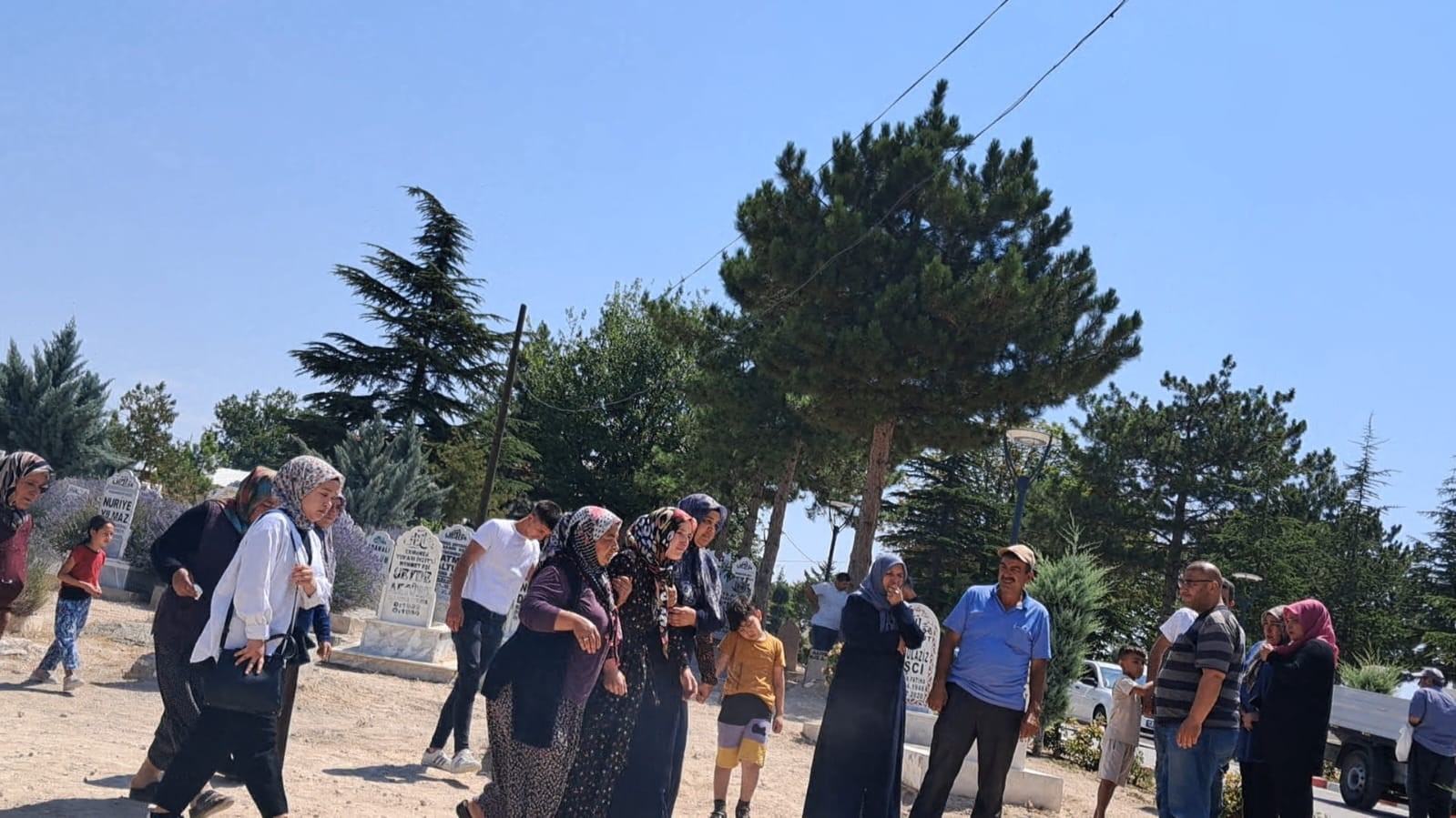 Karaman’da 5’inci kattan düşen 2 yaşındaki Miraç, son yolculuğuna uğurlandı 