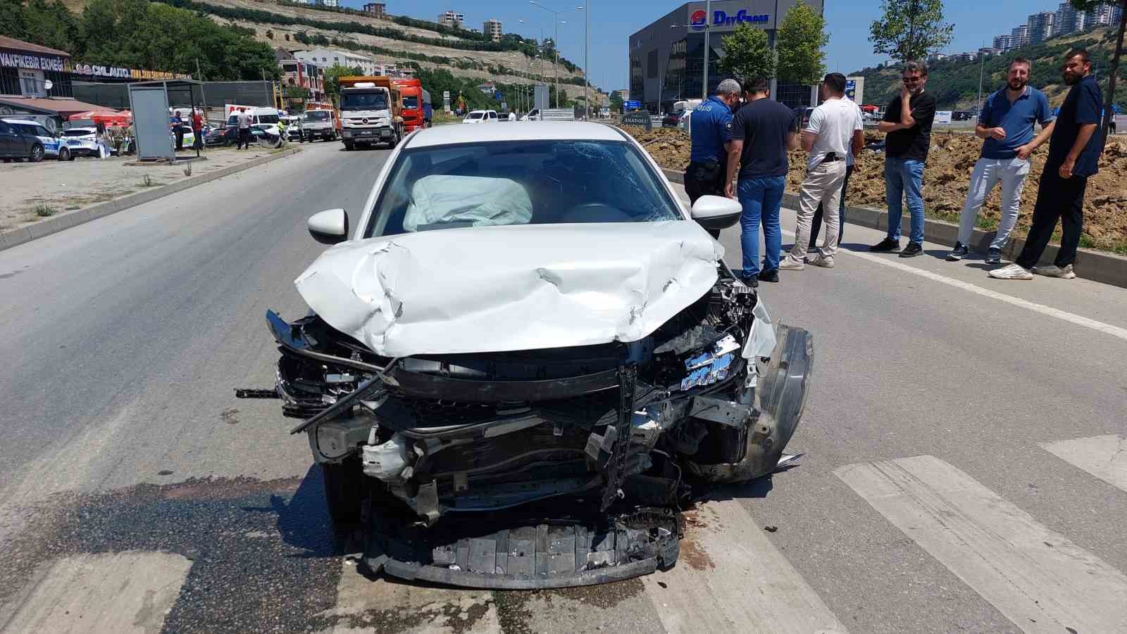 Polis aracı kaza yaptı: 2 polis ve 1 üsteğmen yaralandı 