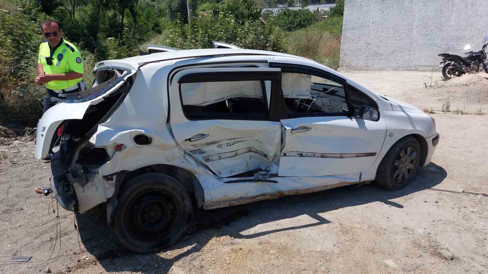 Polis aracı kaza yaptı: 2 polis ve 1 üsteğmen yaralandı 