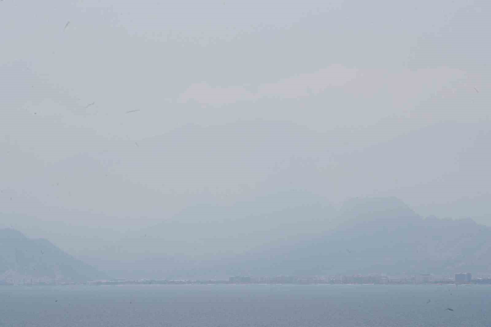 Antalya’nın simgesi Beydağları nem bulutu arasında kayboldu