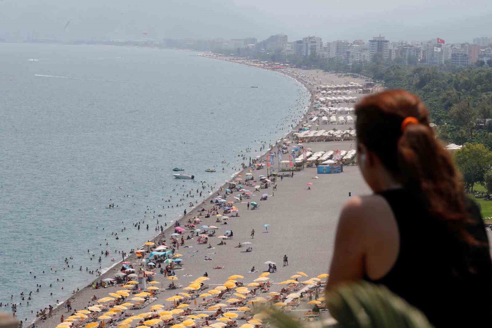 Antalya’nın simgesi Beydağları nem bulutu arasında kayboldu 