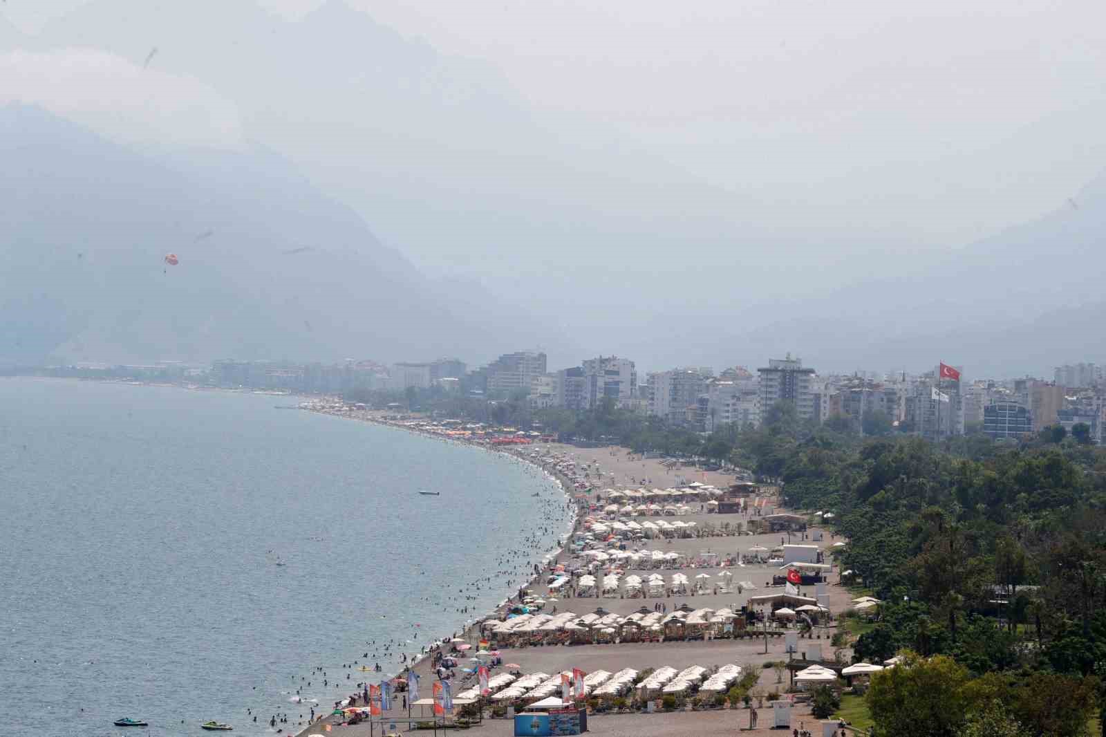 Antalya’nın simgesi Beydağları nem bulutu arasında kayboldu 