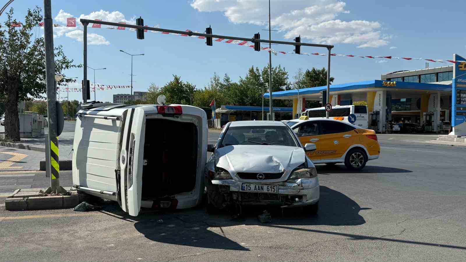 Otomobil ile hafif ticari araç çarpıştı, sürücüler hafif yaralandı 