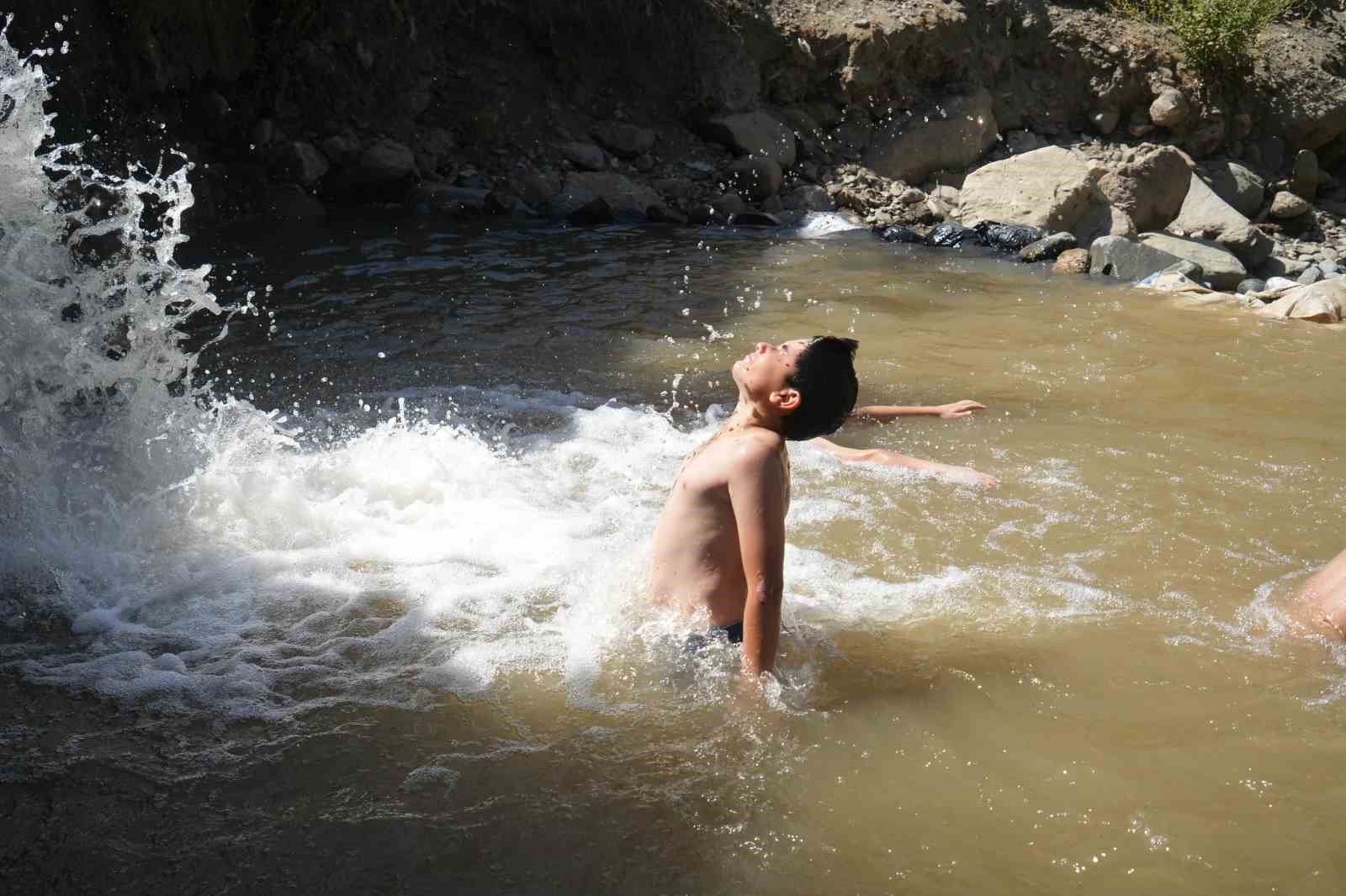 Muşlu çocuklar Çar Çayı’nda serinliyor 