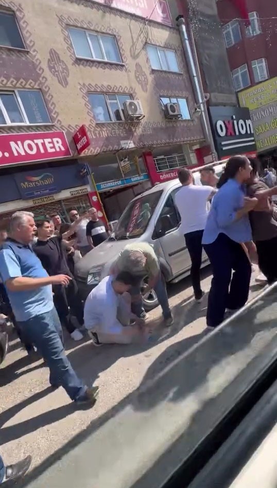 Karabük’te tornavidalı saldırı girişimi kamerada 