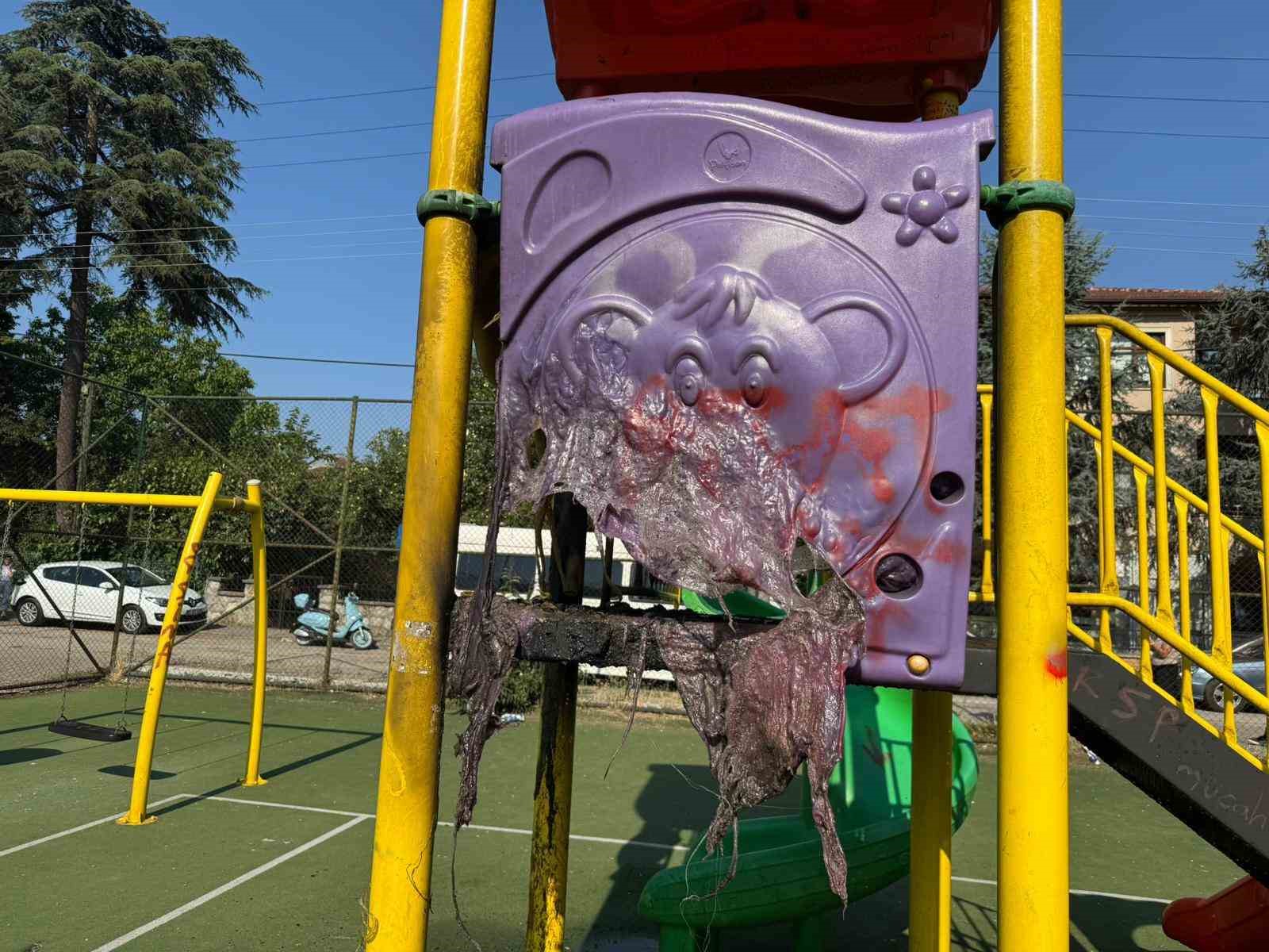 Çocuk parkında korkutan yangın 