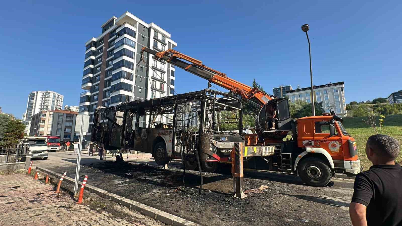Belediye otobüsü alev aldı, yolcular panikle kaçıştı: O anlar kamerada 