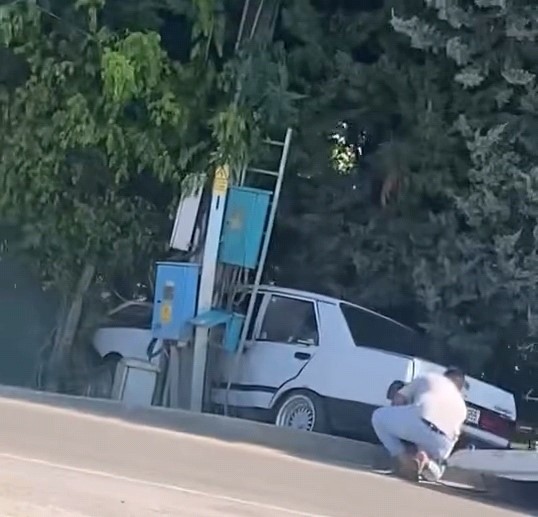 Otomobil kontrolden çıktı, önce direğe sonra evin koruma tellerine çarptı : 1 yaralı 