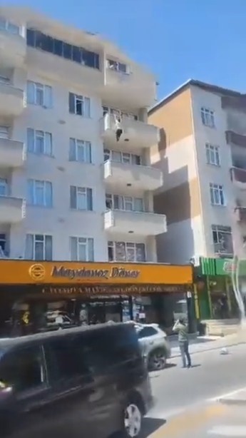 4. kattan atladı, sundurmanın üzerine düşerek yaralandı 