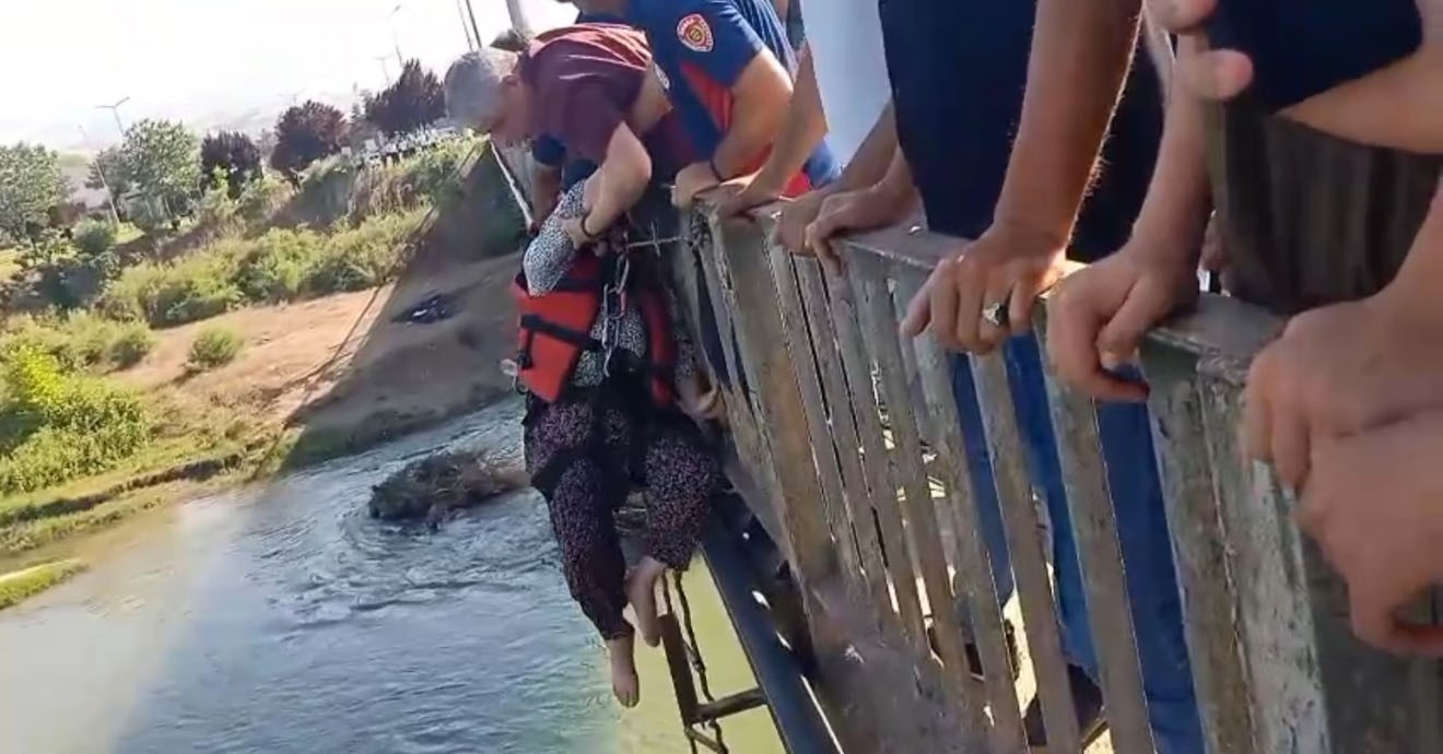 Serinlemek için girdiği suda mahsur kaldı 