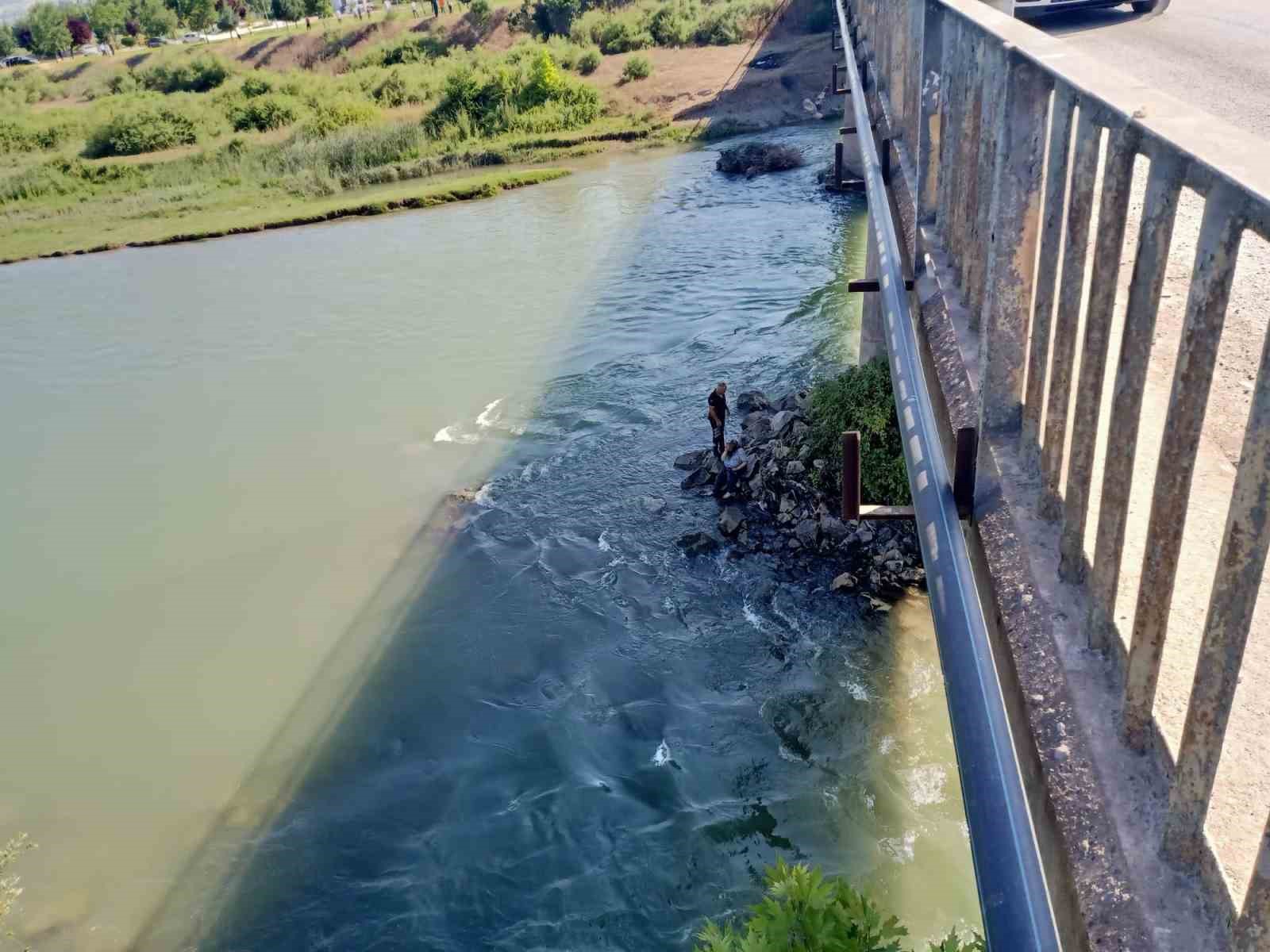 Serinlemek için girdiği suda mahsur kaldı 