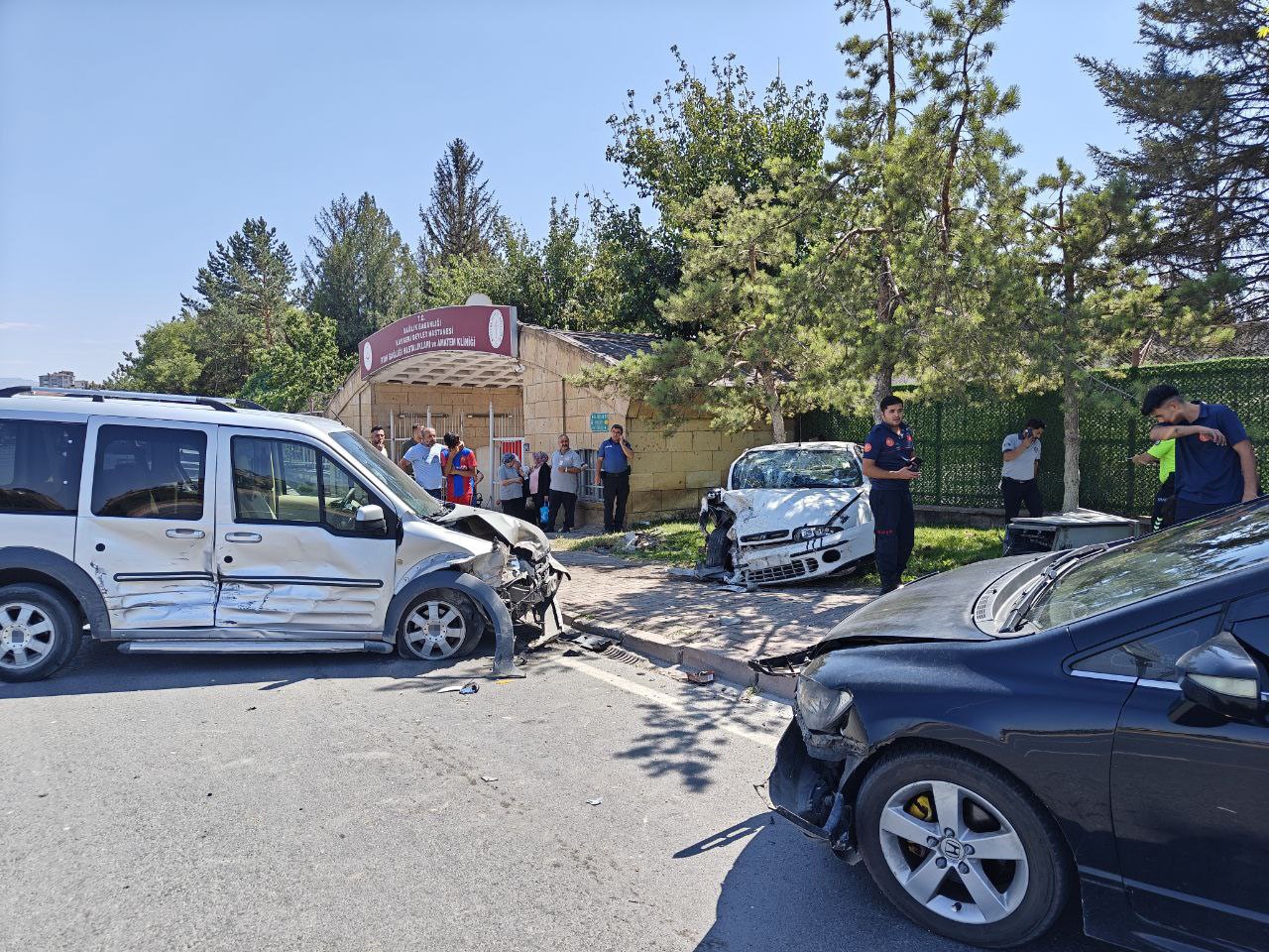 Karşı yola geçen otomobil 2 araca ve trafoya çarptı: 1 yaralı 